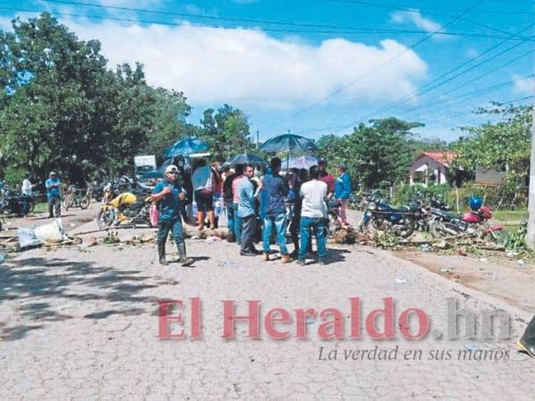 Los empleados de las fincas de palma se tomaron la carretera CA-13 en exigencia a que se cumpla la orden de desalojo.