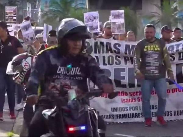 La marcha inició desde tempranas horas de este jueves y los pastores y familiares ya se encuentran en casa de gobierno a la espera de ser atendidos.