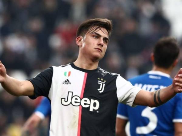 El argentino Paulo Dybala inauguró el marcador para los 'bianconeri' en los instantes finales de la primera parte (38) con un lanzamiento de falta, provocada por Florian Ayé, quien fue expulsado. Foto: AFP.