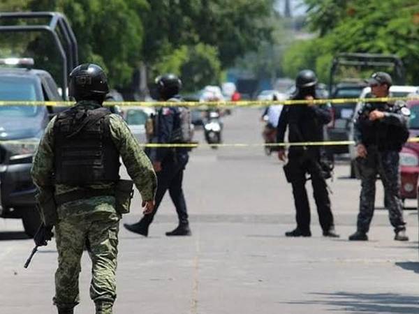 “En el interior de un bar ubicado en la colonia Maravillas fueron agredidas varias personas a tiros, por lo que policías municipales se trasladaron al sitio”, señaló.