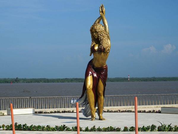 Los brazos entrelazados en alto, el vientre al descubierto y el torso inclinado hacia un lado anticipan el emblemático movimiento de cadera de Shakira, inmortalizado este martes en una estatua de 6,5 metros de altura en su ciudad natal de Barranquilla.