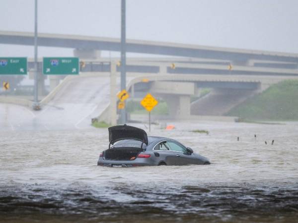 Un vehículo queda abandonado en el agua de una inundación en una carretera después de que el huracán Beryl arrasara el área. La tormenta tropical Beryl se convirtió en un huracán de categoría 1 cuando azotó la costa de Texas anoche. A continuación imágenes de los daños.