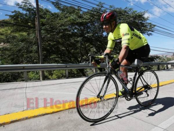 En las calles -generalmente en la carretera al sur de Honduras- se ve el verdadero espíritu deportivo del ciclismo en Honduras: Nahun Rivera, el joven que no dejó que su discapacidad física frenara sus anhelos. Foto: David Romero / EL HERALDO.