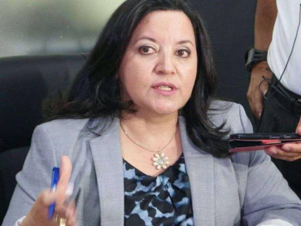 La exministra de Salud, Yolani Batres, se defiende en libertad.