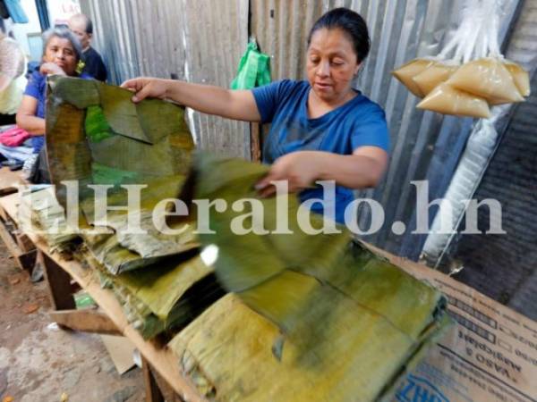 El rollo de hojas para los nacatamales en el mercado San Isidro va desde los cinco lempiras. Foto: Marvin Salgado.