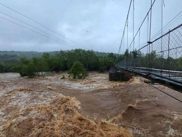 El caudal del río Texiguat está a punto de superar el nivel del puente de hamaca, ubicado en la cabecera norte del municipio de Texiguat, El Paraíso.