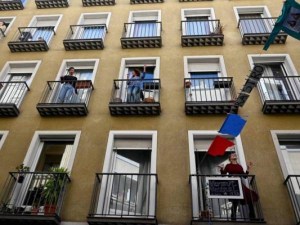 La cuarentena a llevado a los italianos, españoles y de otros países europeos a permanecer confinados y uno de los pocos alivios que tienen es salir a sus balcones, para saludar, cantar y bailar.