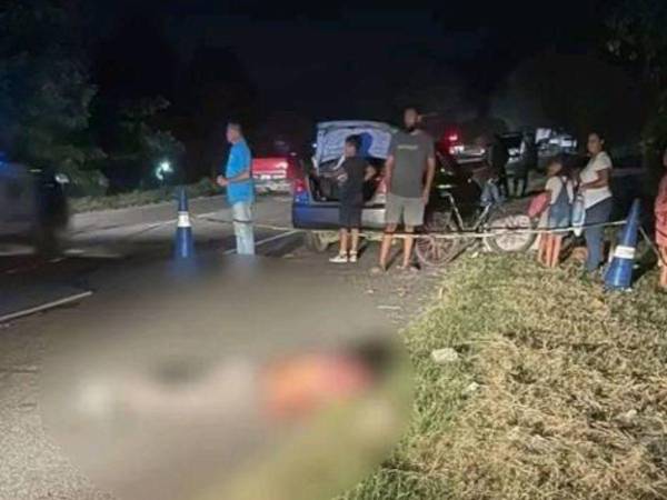 El cuerpo del hombre quedó a la orilla de la calle tras el impacto.