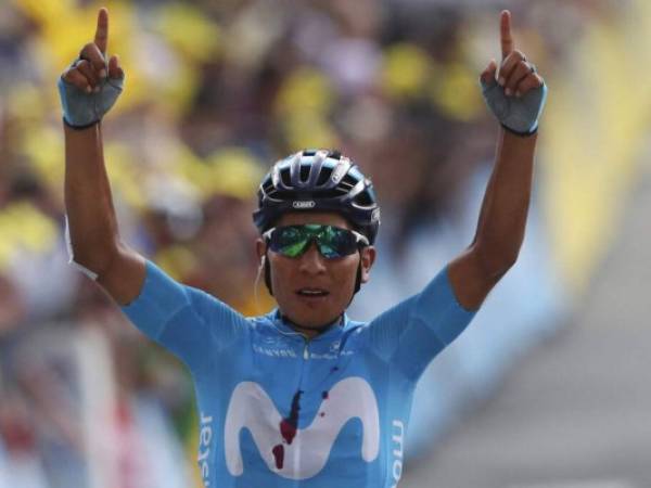 El colombiano Nairo Quintana celebra al cruzar la 18va etapa del Tour de Francia, 208 kilómetros entre Embrun y Valloire. Foto: AP.