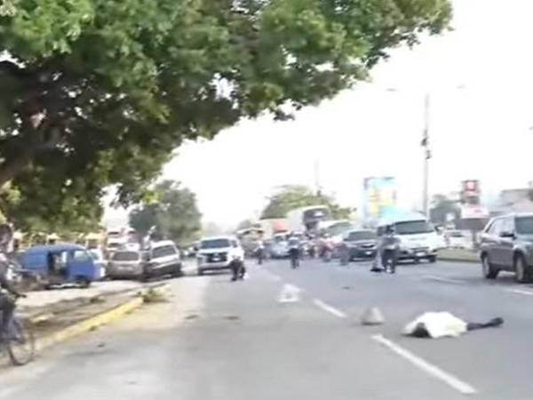 El cuerpo del infortunado hombre quedó en medio de la vía junto a un saco que llevaba para realizar su trabajo.