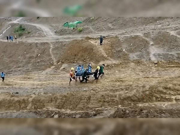 La fotografía muestra a los paramédicos en el lugar del derrumbe en Zambia. La imagen es una captura de pantalla de un video aficionado.