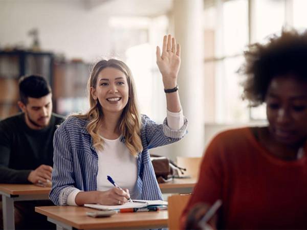 Los participantes son seleccionados por sus méritos académicos y su potencial como líderes.