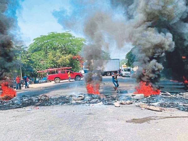 Así fue la toma del lunes en Santa Bárbara por los constantes apagones en ese sector del país. Honduras tiene millonarias pérdidas.