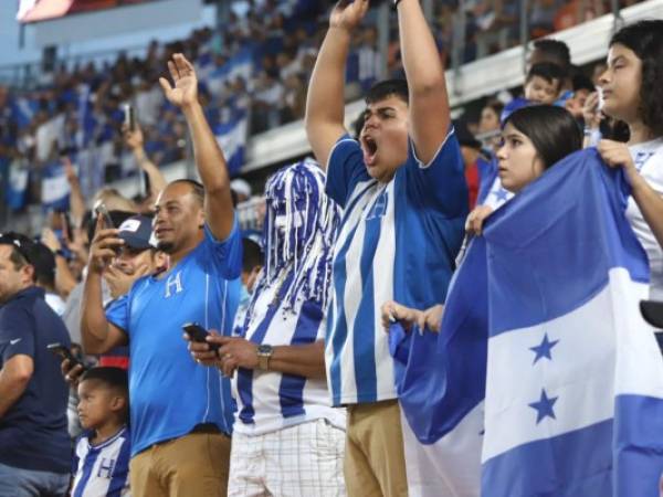 Los catrachos que viven en Estados Unidos ha acompañado a la H en cada uno de los encuentros de la Copa Oro. Foto: Cortesía Fenafuth.