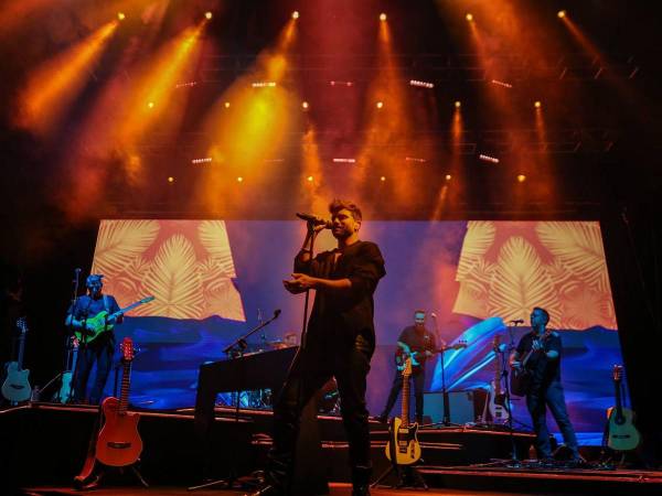 Pablo Alborán brindó en Tegucigalpa un espectáculo inolvidable la noche del sábado en el Coliseo Nacional de Ingenieros, en donde deleitó a sus fanáticos con sus más exitosos temas.