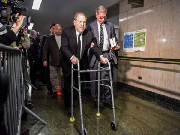 Harvey Weinstein camina a la sala del tribunal en la corte penal de la ciudad de Nueva York para el inicio de su juicio. El exproductor de Hollywood llegó con un aspecto desmejorado. Foto: AFP.