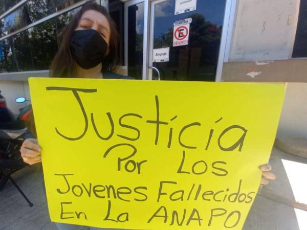 Familiares de los fallecidos pedían justicia el 12 de septiembre afuera de la morgue de Tegucigalpa, mientras reclamaban los restos de sus seres queridos.