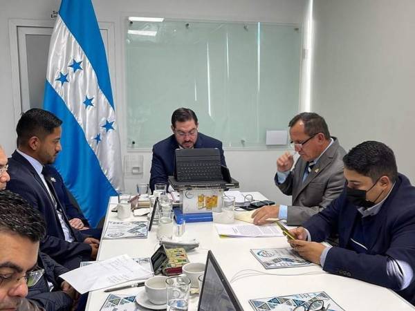 Jorge Cálix recibió de Rolando Argueta el informe de gestión de 2021.