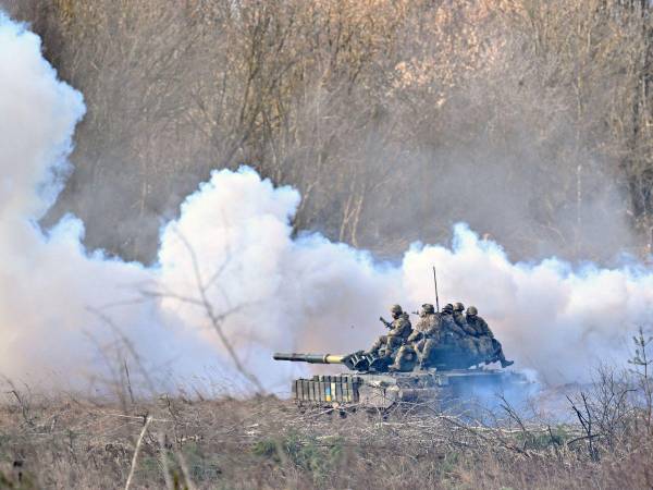 La ayuda económica de Estados Unidos y los aliados ha fortalecido al ejército ucraniano, que además ha recibido armamento y eso ha vuelto más intensa, equiparada y larga la guerra contra Rusia. La población ucraniana sigue sufriendo el conflicto, aunque muchos emigraron.