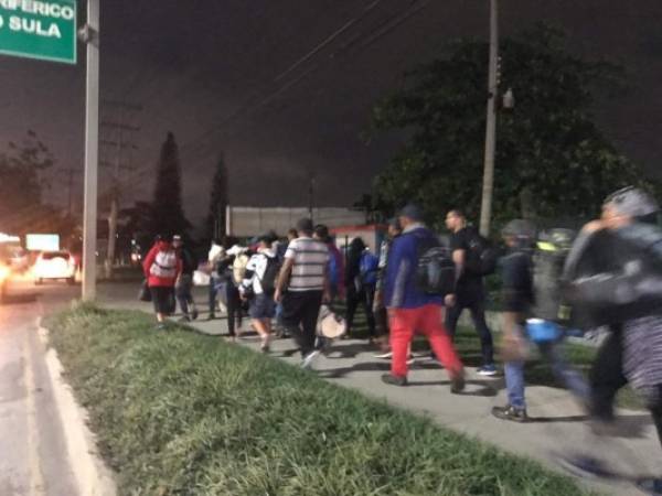 Los hondureños se reunieron en la terminal metropolitana de autobuses de la capital industrial.