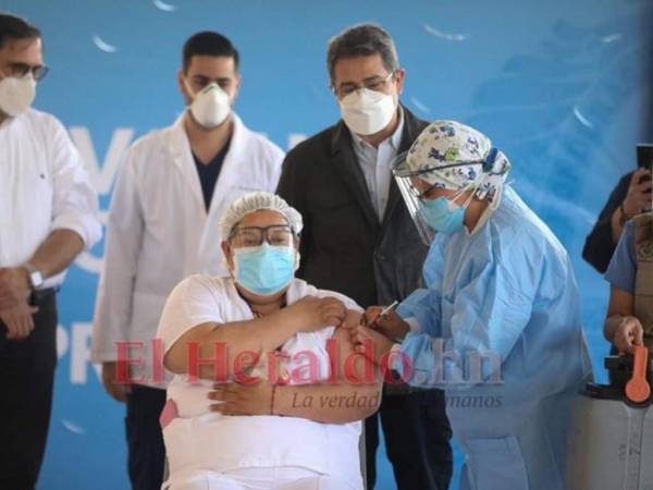 Momento -hace un año- cuando la enfermera auxiliar Soraya Ortega recibía la primera dosis de anticovid que se aplicaba en Honduras.