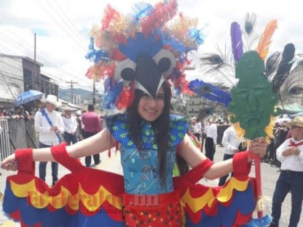 Las jóvenes lucieron hermosos y coloridos trajes en forma de aves, plantas o resaltando la belleza de la naturaleza que tiene Honduras. Foto: Roberto Ramos/ EL HERALDO.