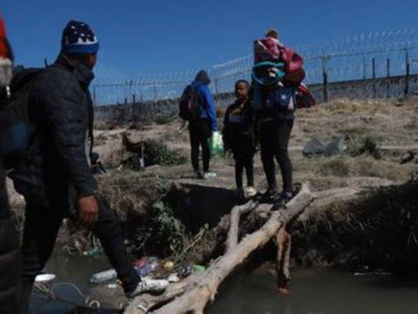 Gobernador de Texas anunció en sus redes sociales que 222 migrantes enfrentan cargos de amotinamiento por derribar la cerca y resistir a la Guardia Nacional de Texas.