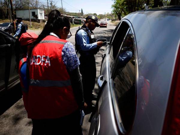 Desde el viernes iniciaron los operativos policiales en varios puntos estratégicos a nivel nacional, por lo que este Domingo de Ramos se intensificaron debido a la gran cantidad de personas que suele viajar hacia los distintos lugares turísticos. Las autoridades de Conapremm junto a equipo del Ihadfa están realizando pruebas de alcoholemia a los conductores y verificando su documentación. A continuación una recopilación de fotos captadas por la lente de nuestro fotorreportero Emilio Flores.