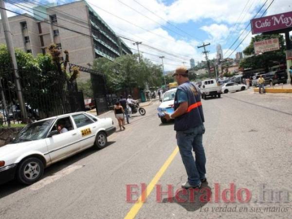 Cada año la Alcaldía Municipal del Distrito Central (AMDC) realiza el cierre de calles en las cercanías del estadio nacional, con el objetivo de que los desfiles patrios se realicen sin interferencia. Foto: Archivo/ EL HERALDO