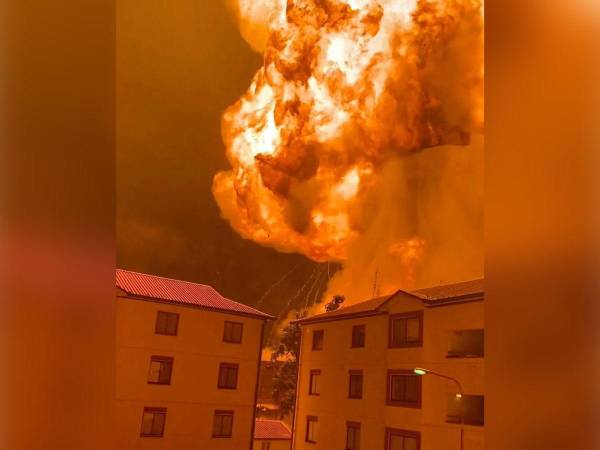 Las fuertes llamas se levantaban sobre el edificio.