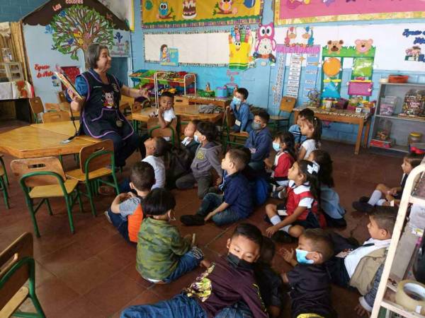 Hasta ayer, el Kínder Monseñor Jacobo Cáceres tenía una matrícula de 130 alumnos, pero siguen recibiendo más infantes soñadores.