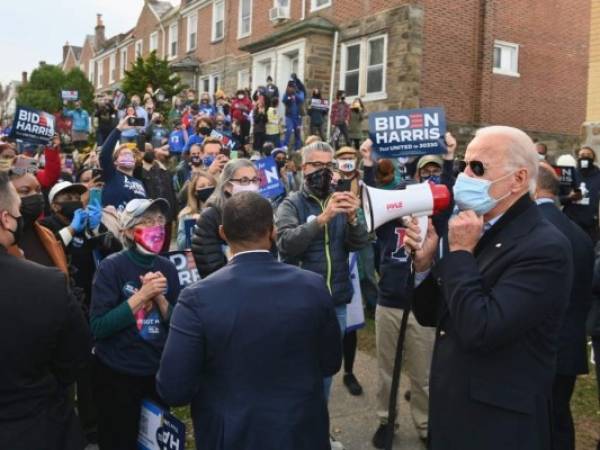 Los hispanos ven con buenos ojos a Biden en temas relacionados con la economía, salud y las decisiones en el sistema de justicia.