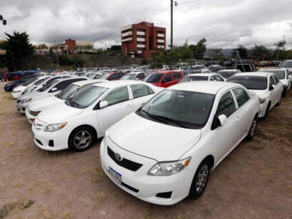 Muchos vehículos que prestan el servicio de taxi VIP han sido decomisados.