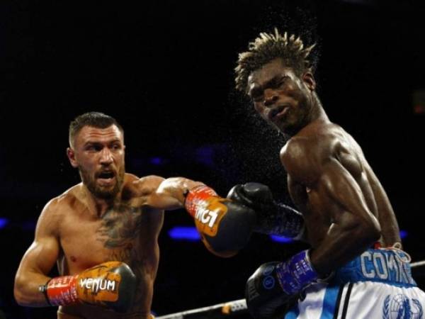 Los tres últimos asaltos fueron del ucraniano, quien dio una cátedra de boxeo al valiente africano. Foto: AFP