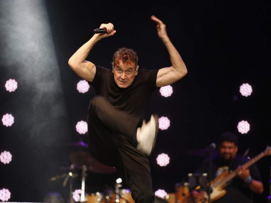 El músico Johnny Clegg durante un concierto de su gira de despedida en Johannesburgo. Foto: Agencia AP.