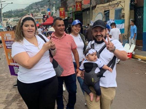 Cargados en brazos, e incluso algunos sin todavía poder hablar, varios niños llegaron junto a sus padres al estadio Chelato Uclés para apoyar a la Selección de Honduras. A continuación las tiernas imágenes