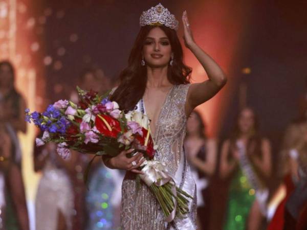 Un arreglo floral y una lujosa corona son los premios que recibe la Miss Universo tras ser declarada ganadora.