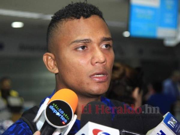 Ever Alvarado mientras daba declaraciones la prensa deportiva en el aeropuerto Toncontín. Foto: Ronal Aceituno / El Heraldo