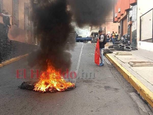 Bases de Libre protestan frente a Sesal exigiendo salida del ministro Matheu