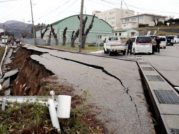 Fuertes daños en viviendas, carreras y hasta olas de tsunami de más de un metro de altura provocó una serie de sismos en la península de Noto donde el más potente alcanzó los 7.6 en la escala de Ritcher. Asimismo los derrumbes reportados dejaron al menos seis personas atrapadas que están a la espera de ser rescatadas. A continuación las impactantes imágenes.