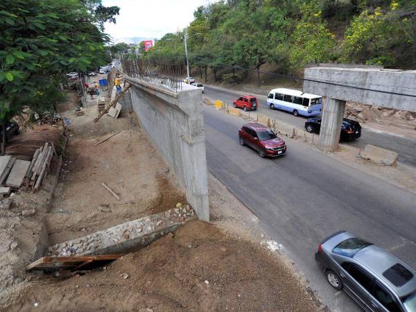 De acuerdo con el contrato, disponible en Honducompras, la empresa ejecutora del proyecto que inició en 2021 es Santos y Compañía.