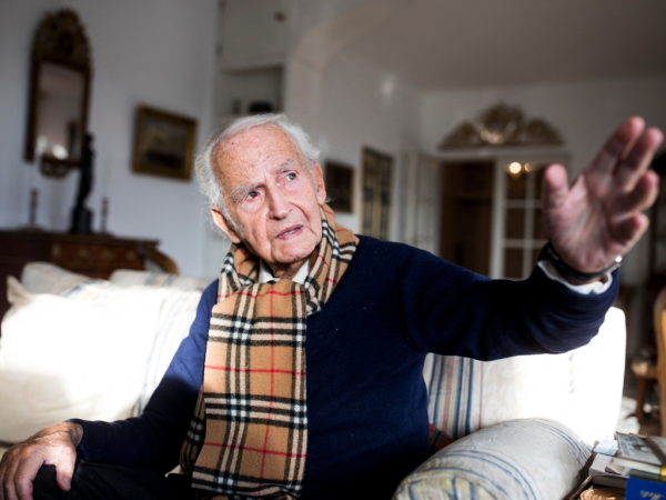 Esta foto de archivo tomada el 4 de diciembre de 2019 muestra al sobreviviente del Holocausto Leon Schwarzbaum hablando durante una entrevista con AFP en su casa en Berlín.