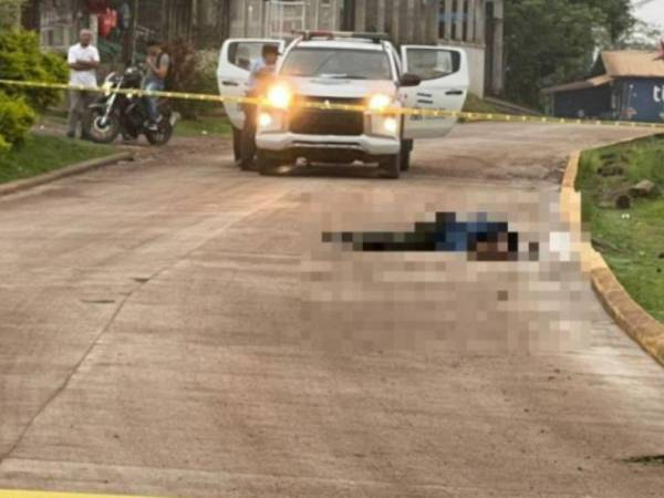 En la imagen se observa el cuerpo de Allan Roberto Aguirre, asesinado en el municipio de Santa Cruz de Yojoa.