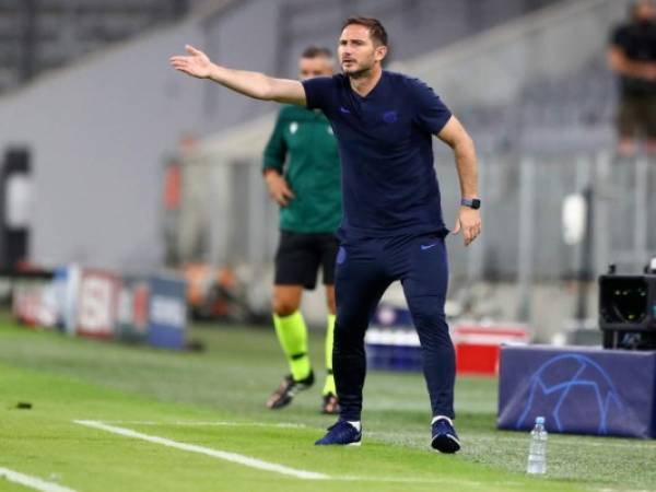 El entrenador en jefe del Chelsea, Frank Lampard, hace un gesto durante el partido de vuelta de los octavos de final de la Liga de Campeones entre Bayern Munich y Chelsea en el Allianz Arena en Munich, Alemania, el sábado 8 de agosto de 2020.