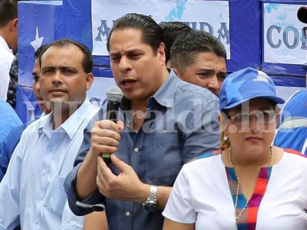 El exalcalde y exaspirante presidencial Miguel Pastor permaneció durante varios años fuera de los medios de comunicación, pero el domingo apareció en la marcha, foto: Jimmy Argueta / EL HERALDO.