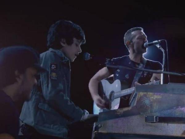 La banda británica compartió en sus redes sociales el video de la colaboración con Huillo.