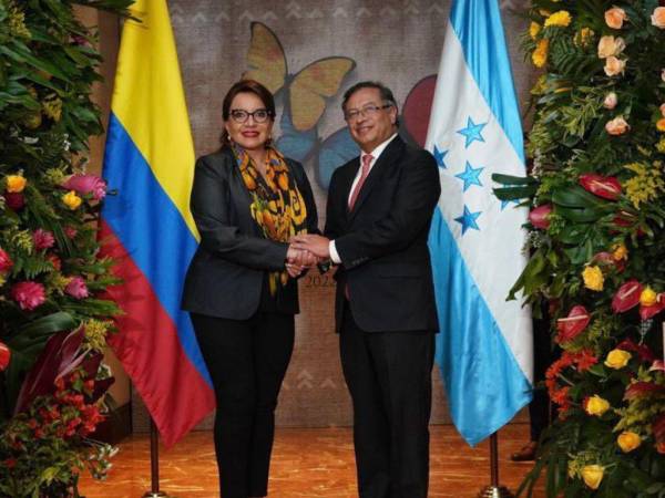 La presidenta Xiomara Castro viajó desde ayer hacia Colombia para asistir a la asunción de Gustavo Petro, programada para este domingo -7 de agosto-.