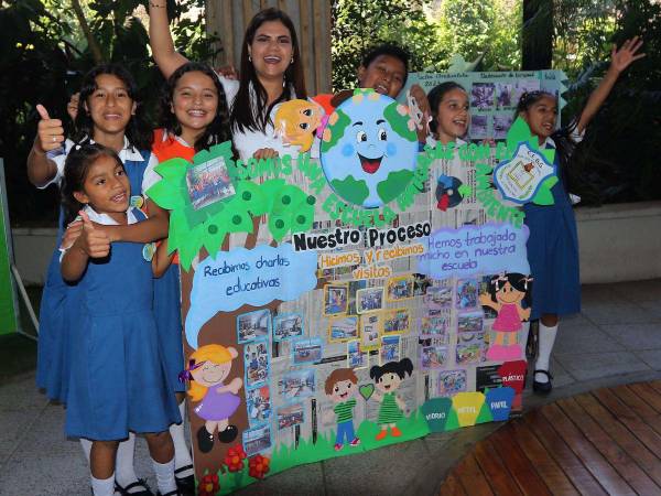 Lynda Marín, subgerente de Asuntos Corporativos Walmart junto a los niños del centro educativo Mélida Jesús Muñoz Jiménez.