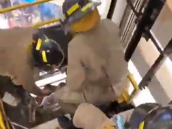 Rescatan a personas tras quedar atrapadas en ascensor de mall de SPS