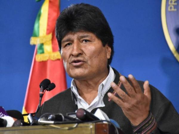 Evo Morales denunció que había una orden de captura en su contra, por lo que pasó la noche escondido tras su renuncia. Foto: AFP